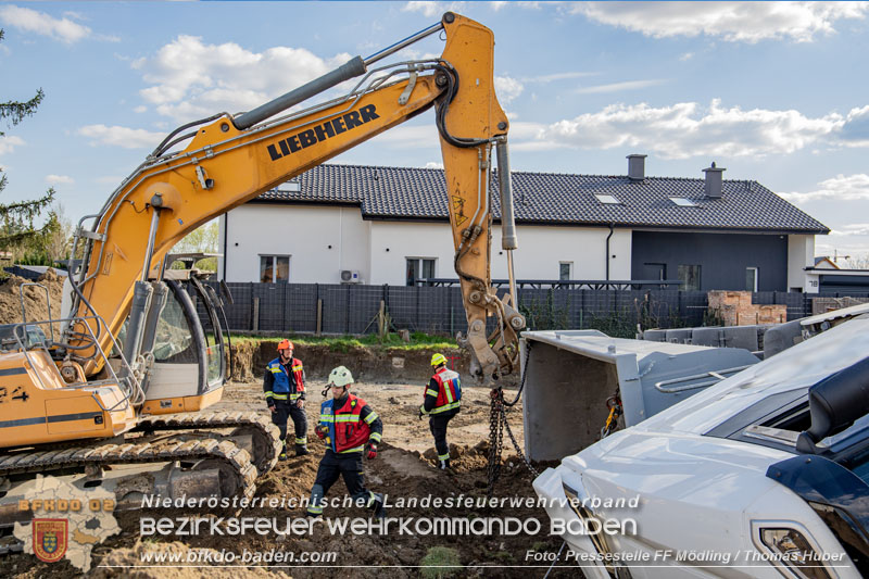 20250409_Lkw Sattelzug stürzt in Baugraube in Tribuswinkel   Foto: Pressestelle FF Mödlung / Thomas Huber