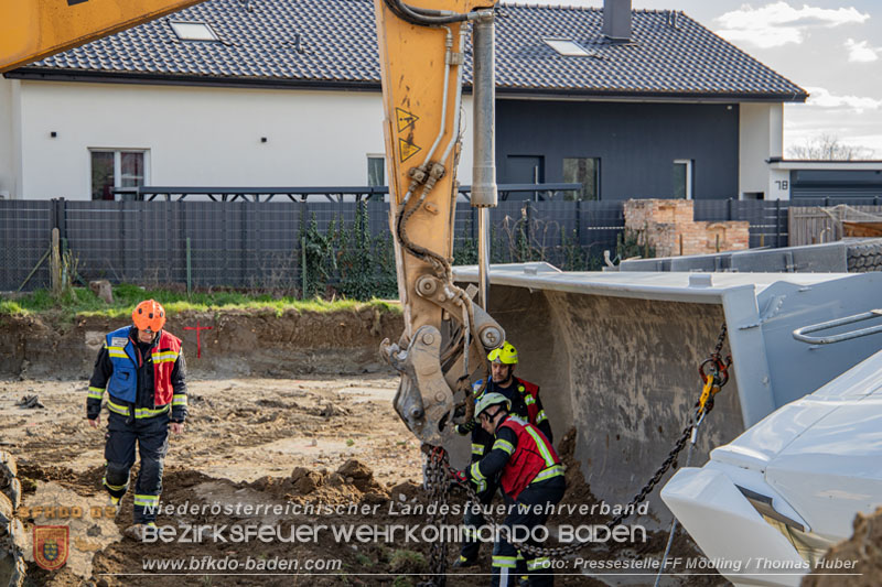 20250409_Lkw Sattelzug stürzt in Baugraube in Tribuswinkel   Foto: Pressestelle FF Mödlung / Thomas Huber