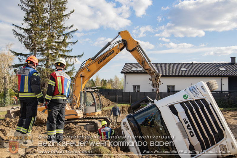20250409_Lkw Sattelzug stürzt in Baugraube in Tribuswinkel   Foto: Pressestelle FF Mödlung / Thomas Huber