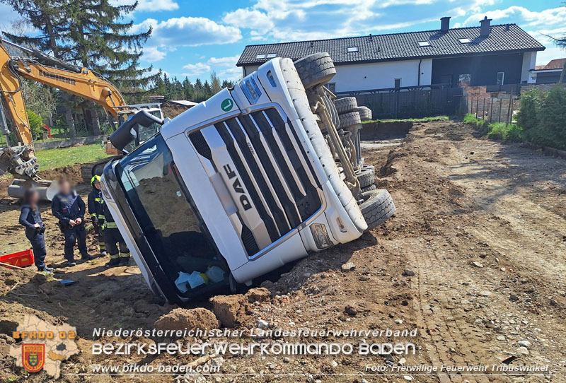 20250409_Lkw Sattelzug stürzt in Baugraube in Tribuswinkel   Foto: Freiwillige Feuerwehr Tribuswinkel