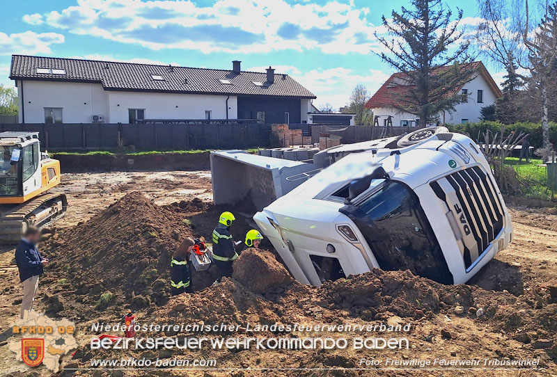 20250409_Lkw Sattelzug stürzt in Baugraube in Tribuswinkel   Foto: Freiwillige Feuerwehr Tribuswinkel