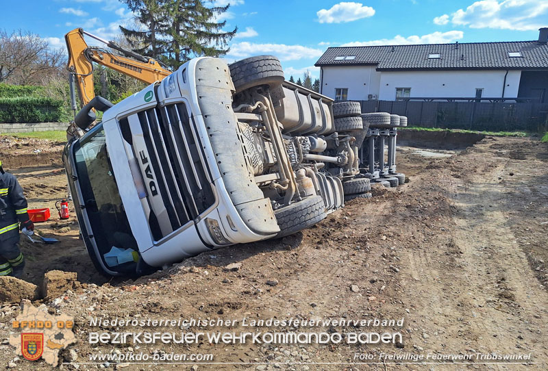 20250409_Lkw Sattelzug stürzt in Baugraube in Tribuswinkel   Foto: Freiwillige Feuerwehr Tribuswinkel