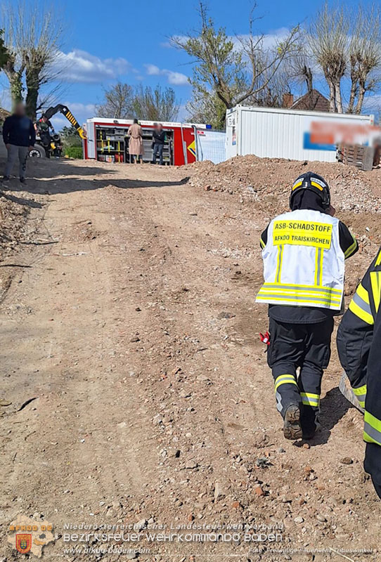 20250409_Lkw Sattelzug stürzt in Baugraube in Tribuswinkel   Foto: Freiwillige Feuerwehr Tribuswinkel