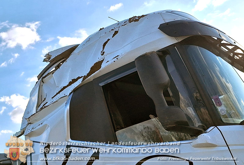 20250409_Lkw Sattelzug stürzt in Baugraube in Tribuswinkel   Foto: Freiwillige Feuerwehr Tribuswinkel