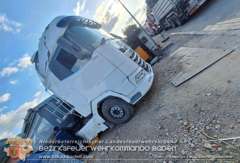 20250409_Lkw Sattelzug stürzt in Baugraube in Tribuswinkel   Foto: Freiwillige Feuerwehr Tribuswinkel