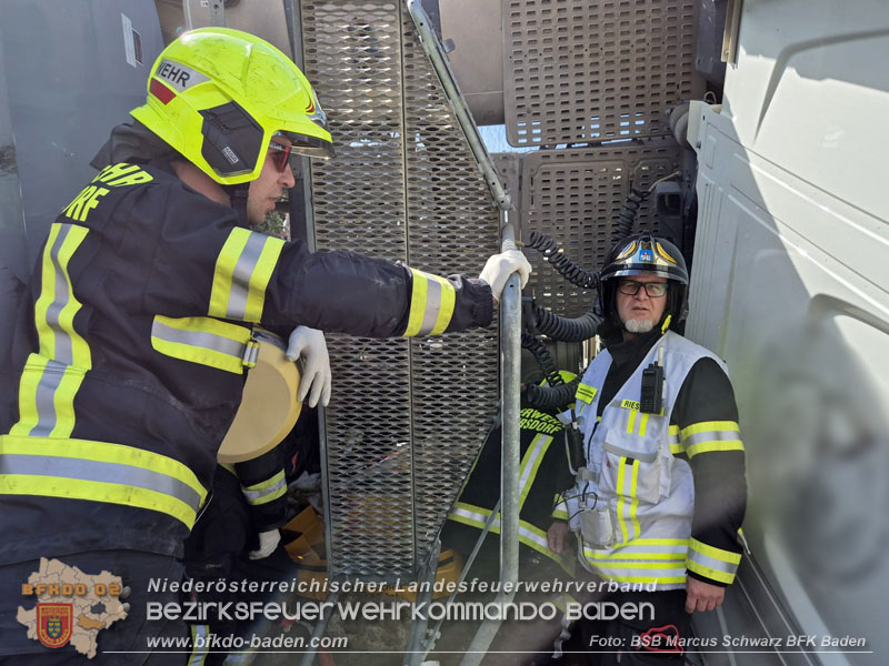 20250409_Lkw Sattelzug stürzt in Baugraube in Tribuswinkel   Foto: Marcus Schwarz BFKDO BADEN