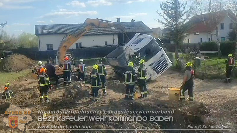 20250409_Lkw Sattelzug stürzt in Baugraube in Tribuswinkel   Foto: Stefan Wagner