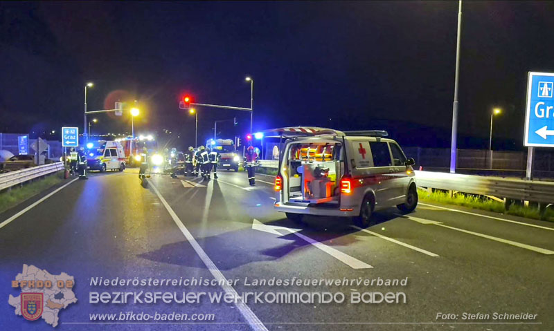 20250421_Zwei Schwerverletzte am Autobahnzubringer Bad Vöslau   Foto: Stefan Schneider BFKDO BADEN