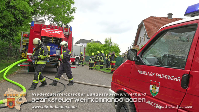 20250530_Garagenbrand - Feuerwehr verhindert Übergreifen auf Wohnräume   Foto: Stefan Schneider BFK BADEN