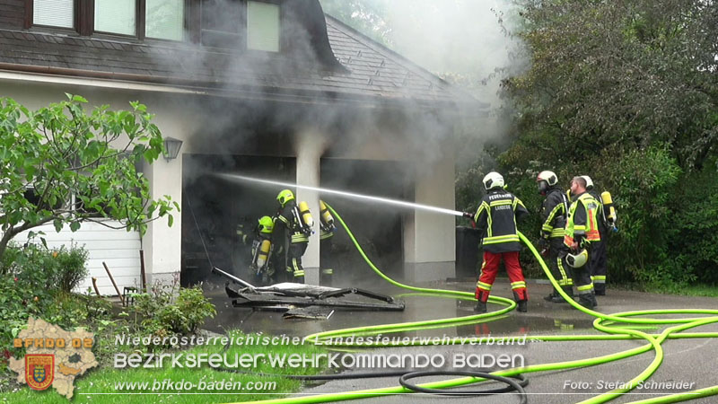 20250530_Garagenbrand - Feuerwehr verhindert Übergreifen auf Wohnräume   Foto: Stefan Schneider BFK BADEN