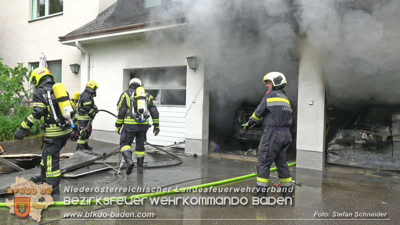 20250530_Garagenbrand - Feuerwehr verhindert Übergreifen auf Wohnräume   Foto: Stefan Schneider BFK BADEN