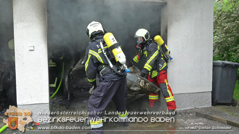 20250530_Garagenbrand - Feuerwehr verhindert Übergreifen auf Wohnräume Foto: Stefan Schneider BFK BADEN