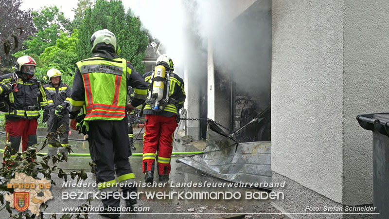 20250530_Garagenbrand - Feuerwehr verhindert Übergreifen auf Wohnräume Foto: Stefan Schneider BFK BADEN