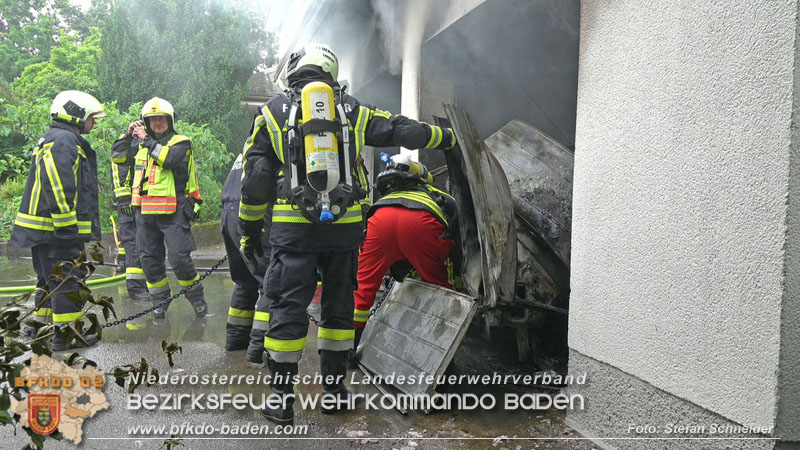 20250530_Garagenbrand - Feuerwehr verhindert Übergreifen auf Wohnräume Foto: Stefan Schneider BFK BADEN