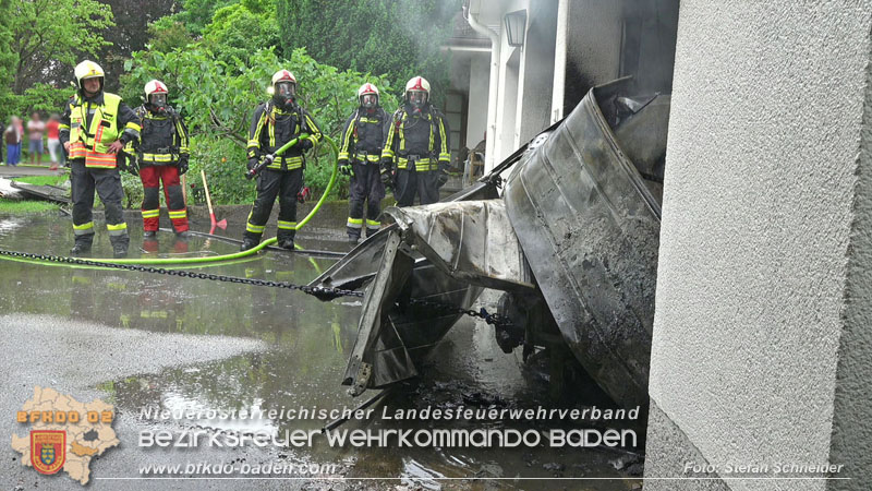 20250530_Garagenbrand - Feuerwehr verhindert Übergreifen auf Wohnräume Foto: Stefan Schneider BFK BADEN