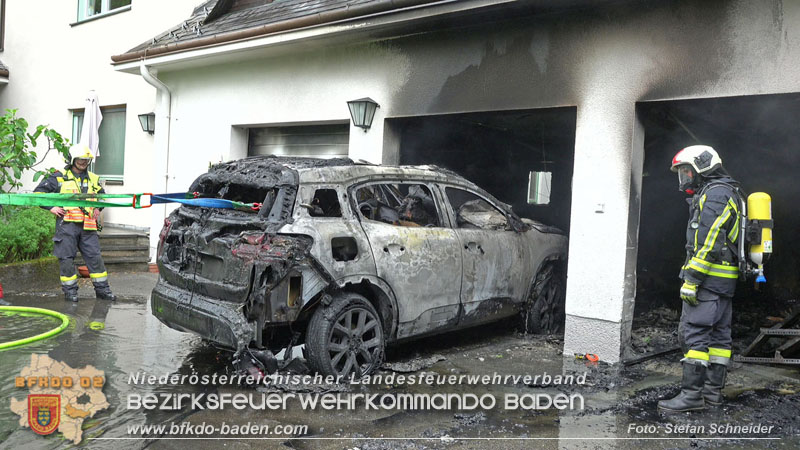 20250530_Garagenbrand - Feuerwehr verhindert Übergreifen auf Wohnräume Foto: Stefan Schneider BFK BADEN