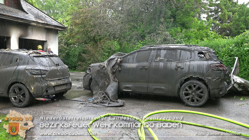 20250530_Garagenbrand - Feuerwehr verhindert Übergreifen auf Wohnräume Foto: Stefan Schneider BFK BADEN