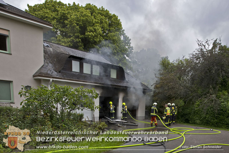 20250530_Garagenbrand - Feuerwehr verhindert Übergreifen auf Wohnräume   Foto: Stefan Schneider BFK BADEN
