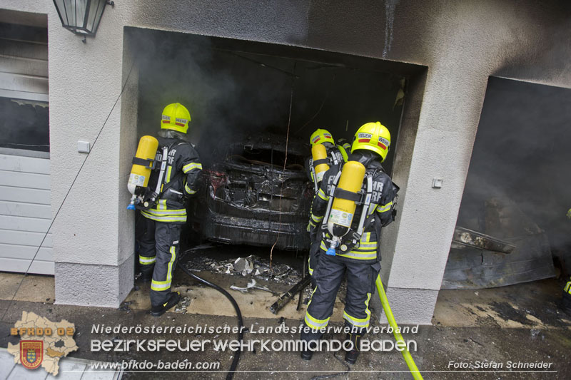 20250530_Garagenbrand - Feuerwehr verhindert Übergreifen auf Wohnräume   Foto: Stefan Schneider BFK BADEN