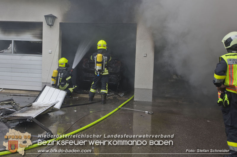 20250530_Garagenbrand - Feuerwehr verhindert Übergreifen auf Wohnräume   Foto: Stefan Schneider BFK BADEN