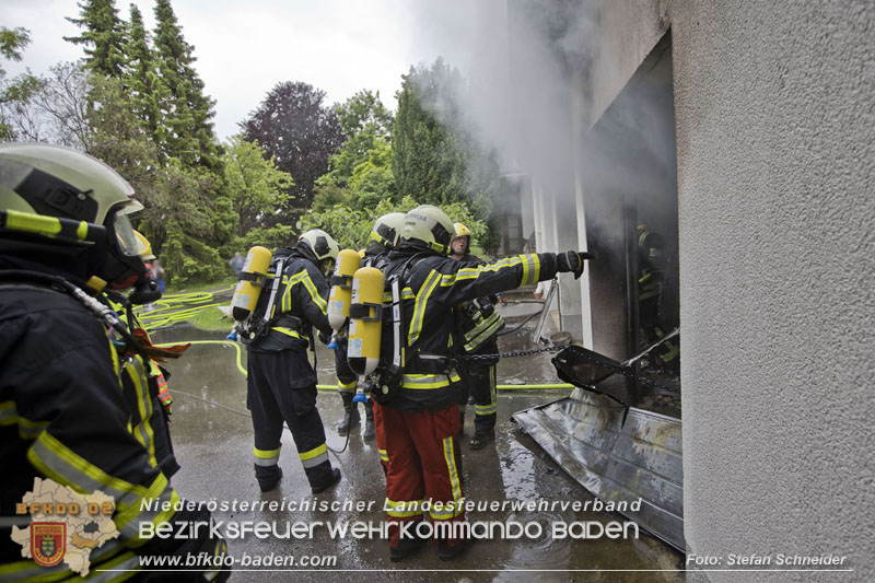20250530_Garagenbrand - Feuerwehr verhindert Übergreifen auf Wohnräume   Foto: Stefan Schneider BFK BADEN