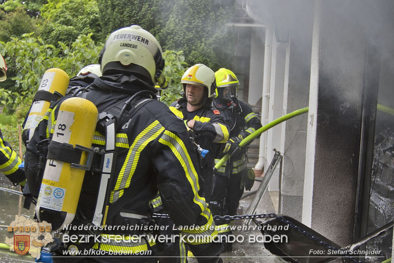 20250530_Garagenbrand - Feuerwehr verhindert Übergreifen auf Wohnräume   Foto: Stefan Schneider BFK BADEN