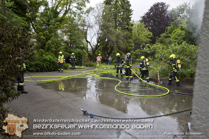 20250530_Garagenbrand - Feuerwehr verhindert Übergreifen auf Wohnräume   Foto: Stefan Schneider BFK BADEN