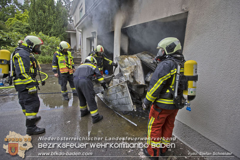 20250530_Garagenbrand - Feuerwehr verhindert Übergreifen auf Wohnräume   Foto: Stefan Schneider BFK BADEN