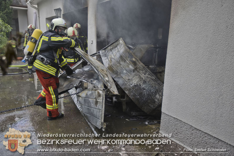 20250530_Garagenbrand - Feuerwehr verhindert Übergreifen auf Wohnräume   Foto: Stefan Schneider BFK BADEN