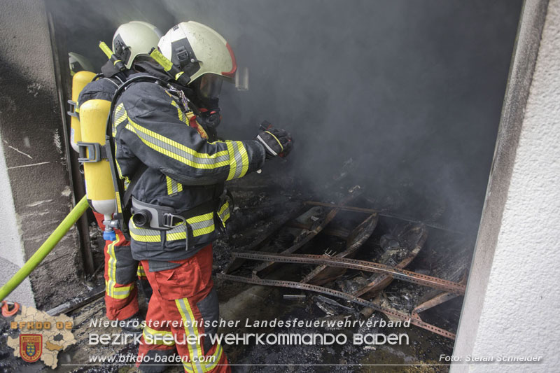 20250530_Garagenbrand - Feuerwehr verhindert Übergreifen auf Wohnräume   Foto: Stefan Schneider BFK BADEN