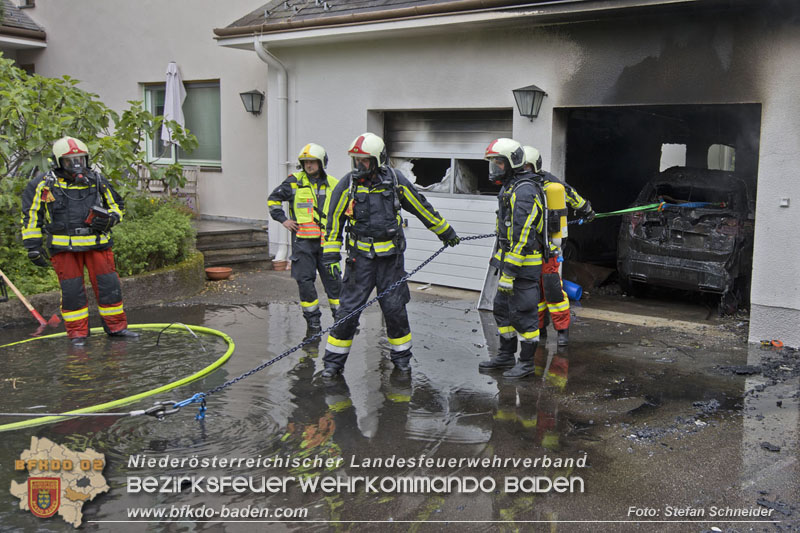 20250530_Garagenbrand - Feuerwehr verhindert Übergreifen auf Wohnräume   Foto: Stefan Schneider BFK BADEN