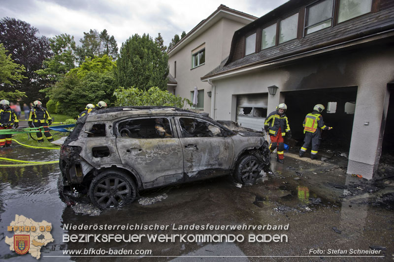 20250530_Garagenbrand - Feuerwehr verhindert Übergreifen auf Wohnräume   Foto: Stefan Schneider BFK BADEN