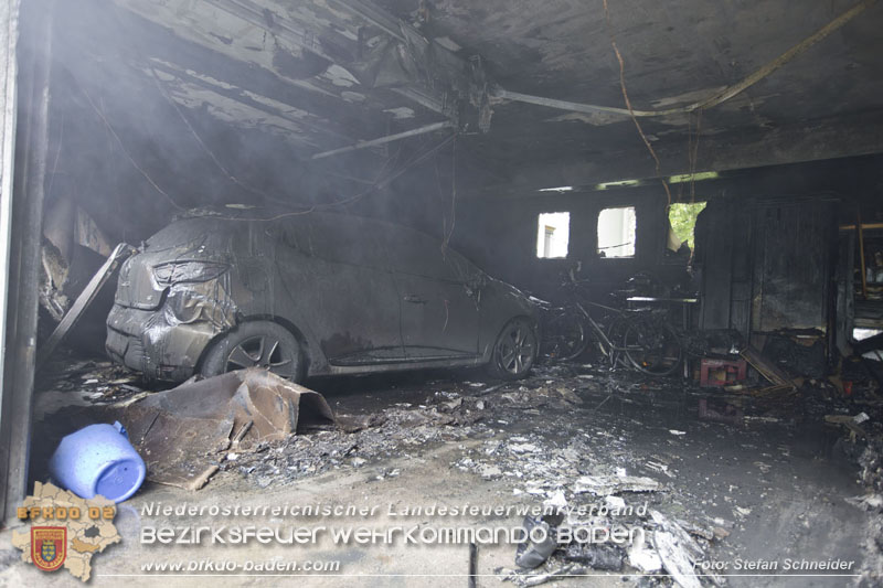 20250530_Garagenbrand - Feuerwehr verhindert Übergreifen auf Wohnräume   Foto: Stefan Schneider BFK BADEN