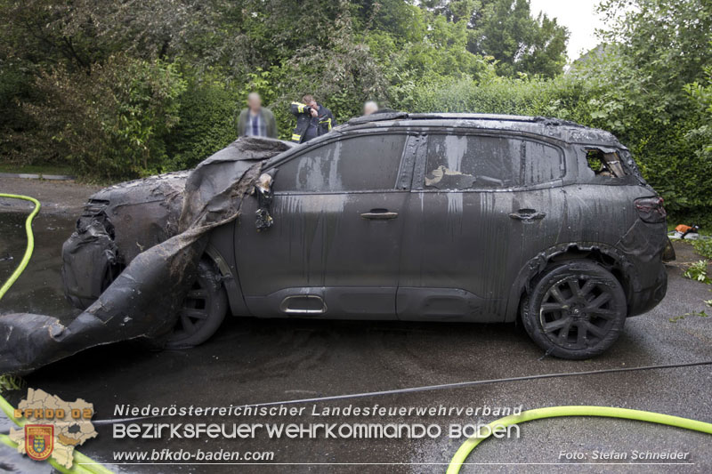 20250530_Garagenbrand - Feuerwehr verhindert Übergreifen auf Wohnräume   Foto: Stefan Schneider BFK BADEN