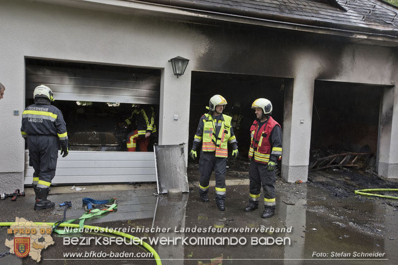 20250530_Garagenbrand - Feuerwehr verhindert Übergreifen auf Wohnräume   Foto: Stefan Schneider BFK BADEN