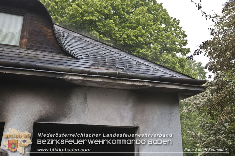 20250530_Garagenbrand - Feuerwehr verhindert Übergreifen auf Wohnräume   Foto: Stefan Schneider BFK BADEN