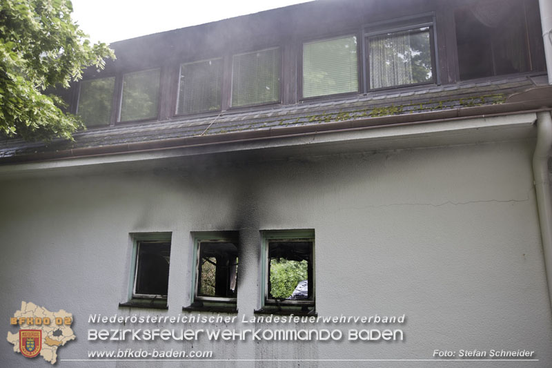 20250530_Garagenbrand - Feuerwehr verhindert Übergreifen auf Wohnräume   Foto: Stefan Schneider BFK BADEN