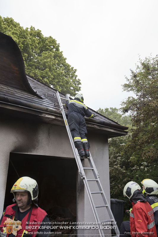 20250530_Garagenbrand - Feuerwehr verhindert Übergreifen auf Wohnräume   Foto: Stefan Schneider BFK BADEN