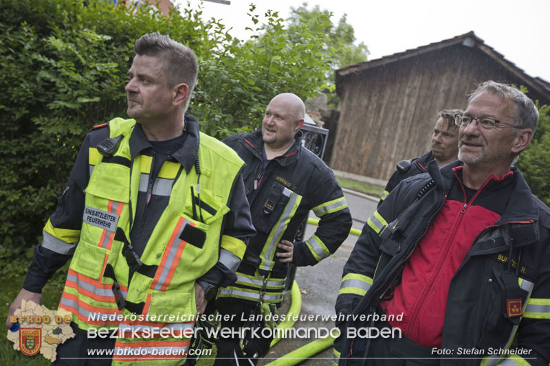 20250530_Garagenbrand - Feuerwehr verhindert Übergreifen auf Wohnräume   Foto: Stefan Schneider BFK BADEN