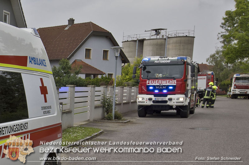 20250530_Garagenbrand - Feuerwehr verhindert Übergreifen auf Wohnräume   Foto: Stefan Schneider BFK BADEN