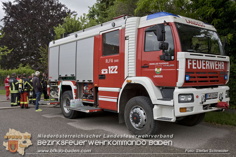 20250530_Garagenbrand - Feuerwehr verhindert Übergreifen auf Wohnräume   Foto: Stefan Schneider BFK BADEN