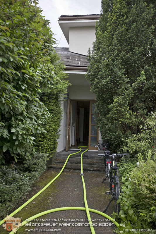 20250530_Garagenbrand - Feuerwehr verhindert Übergreifen auf Wohnräume   Foto: Stefan Schneider BFK BADEN