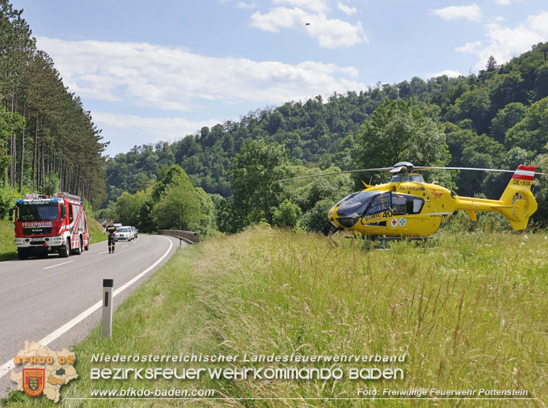 20250606_Fahrzeugüberschlag auf der LB18 zwischen Altenmarkt a.d.Triesting und Weissenbach Foto: Freiwillige Feuerwehr Pottenstein 20250606_Fahrzeugüberschlag auf der LB18 zwischen Altenmarkt a.d.Triesting und Weissenbach Foto: Freiwillige Feuerwehr Pottenstein