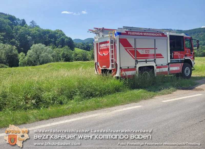 20250606_Fahrzeugüberschlag auf der LB18 zwischen Altenmarkt a.d.Triesting und Weissenbach Foto: Freiwillige Feuerwehr Weissenbach/Triesting
