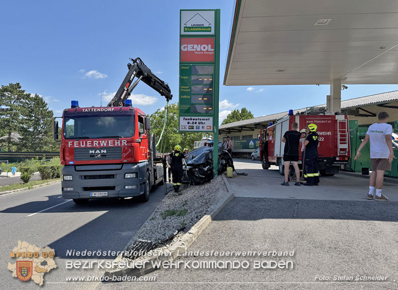20250630_Fahrzeug prallt frontal gegen Tankstellen-Anzeigetafel in Tattendorf  Foto: Stefan Schneider BFKDO BADEN
