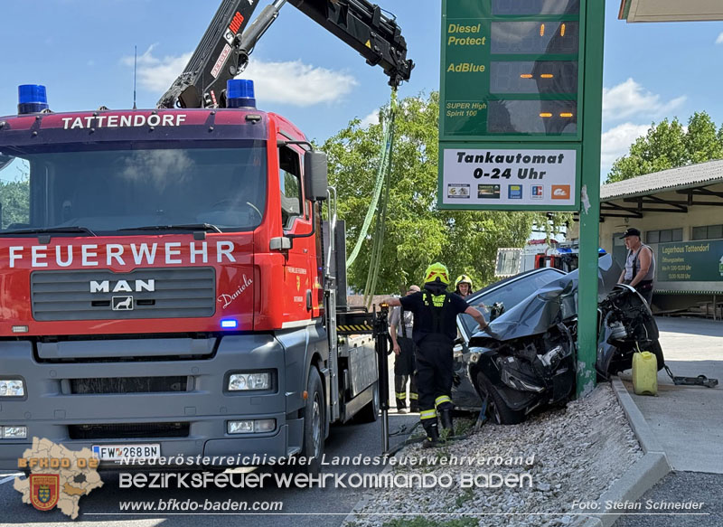 20250630_Fahrzeug prallt frontal gegen Tankstellen-Anzeigetafel in Tattendorf  Foto: Stefan Schneider BFKDO BADEN
