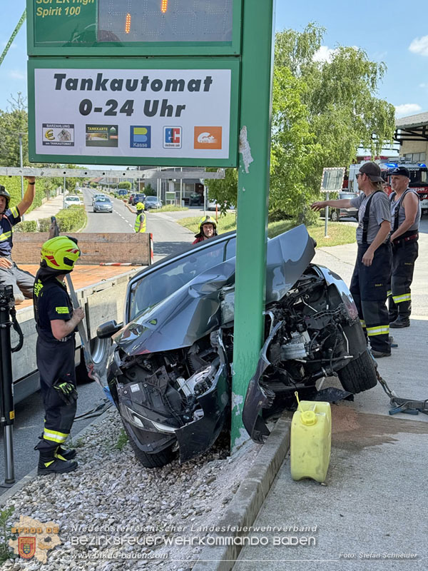 20250630_Fahrzeug prallt frontal gegen Tankstellen-Anzeigetafel in Tattendorf  Foto: Stefan Schneider BFKDO BADEN