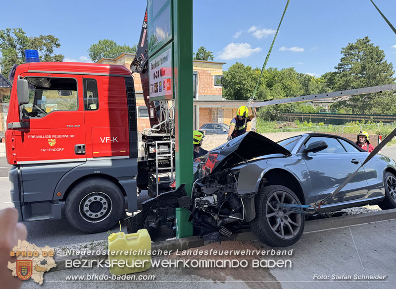 20250630_Fahrzeug prallt frontal gegen Tankstellen-Anzeigetafel in Tattendorf  Foto: Stefan Schneider BFKDO BADEN