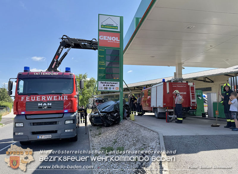 20250630_Fahrzeug prallt frontal gegen Tankstellen-Anzeigetafel in Tattendorf  Foto: Stefan Schneider BFKDO BADEN