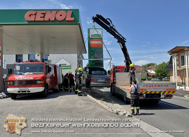 20250630_Fahrzeug prallt frontal gegen Tankstellen-Anzeigetafel in Tattendorf  Foto: Stefan Schneider BFKDO BADEN